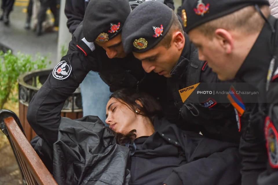 Բողոքի ակցիա իրականացնողների և ոստիկանների միջև հրմշտոցի ժամանակ լրագրող Լիա Սարգսյանի ինքնազգացողությունը վատացել է