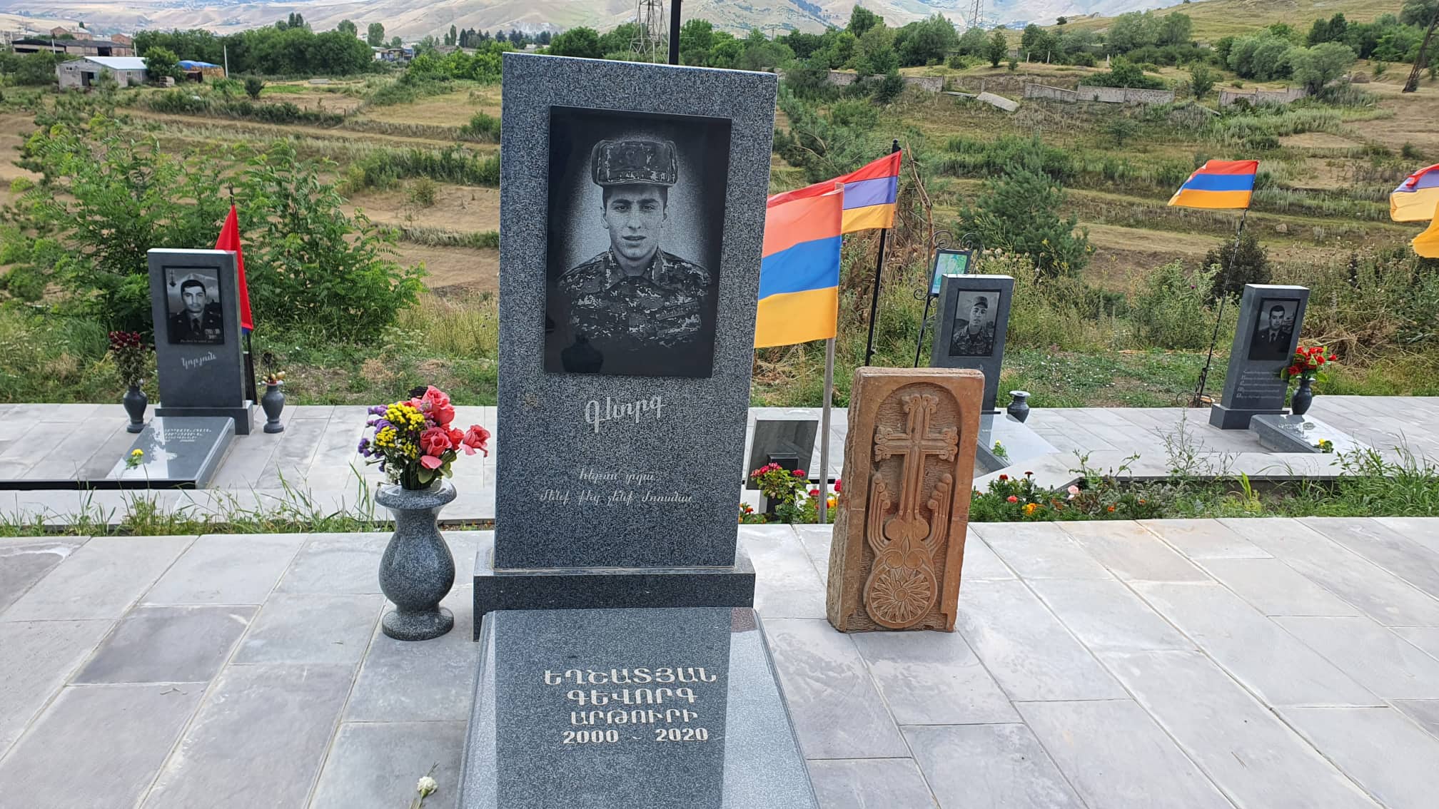 Պատերազմում զոհված մանկատան սան Գևորգ Եղշատյանի գերեզմանին տապանաքար է տեղադրվել