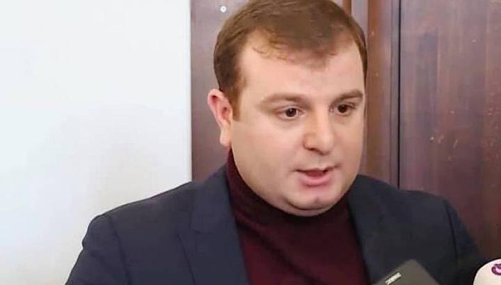 Փաստաբան Էրիկ Ալեքսանյանին ուժի ցուցադրությամբ տեղափոխել են ԱԱԾ և ձերբակալել