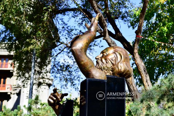 Ազատության հրապարակում բացվեց Օհան Դուրյանի արձան-հուշակոթողը