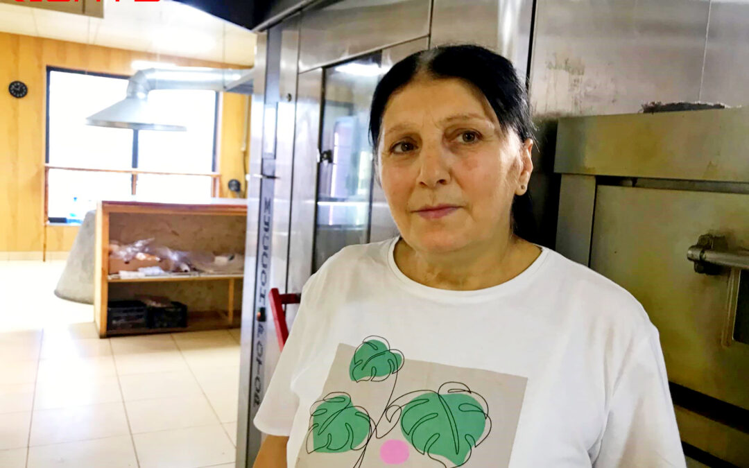 «Ձախ ոտքս մի կերպ քարշ եմ տալիս, 12 ժամ ոտի վրա կանգնած աշխատում եմ». տեղահանված արցախցի կին