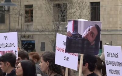 «Թողեք հանգիստ աղոթենք եկեղեցում»․լուռ ակցիա սբ․Աննա եկեղեցու բակում ի պաշտպանություն կալանավորված 18 ամյա Դավիթ Մինասյանի